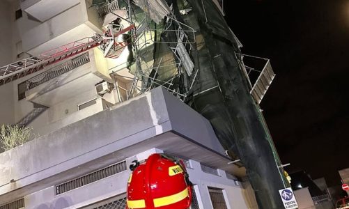 Vento impetuoso e paura nel quartiere San Pio: crolla un’impalcatura, danneggiate due vetture