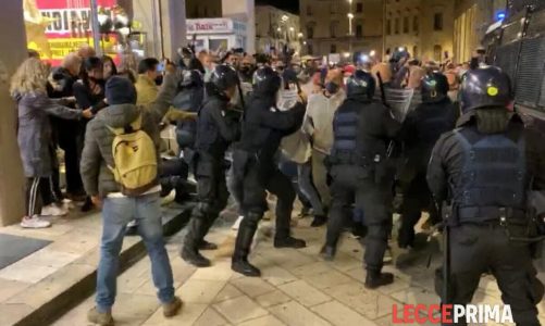 Corteo contro il Dpcm, scontri e lanci di fumogeni: tre assolti e altrettante condanne lievi