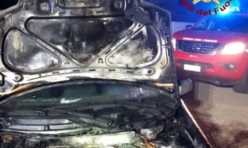 Auto di una ristoratrice prende fuoco: la donna interviene per spegnere le fiamme e allerta il 115