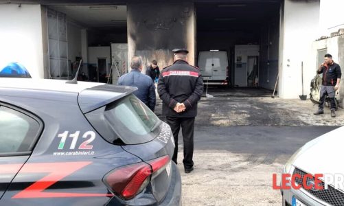 Due auto bruciate: criminali inseguiti abbandonano Punto rubata, dentro una tanica