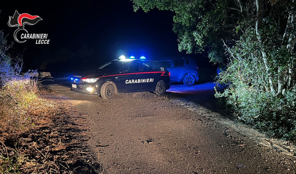 Detonatori con miccia abbandonati nel sottobosco, passanti avvisano i carabinieri