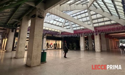 Due “panchine rosse” come simbolo di lotta alla violenza sulle donne nel centro di Lecce