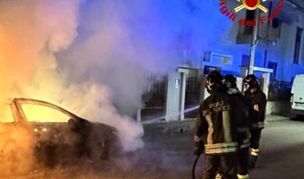 Divampa l’ennesimo incendio a Lecce: distrutta l’autovettura di una ragazza
