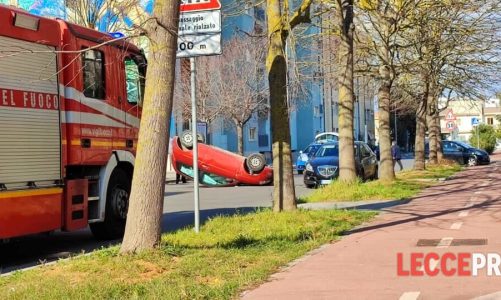 Perde il controllo, l’auto si ribalta al centro della strada. Spavento e contusioni per il conducente