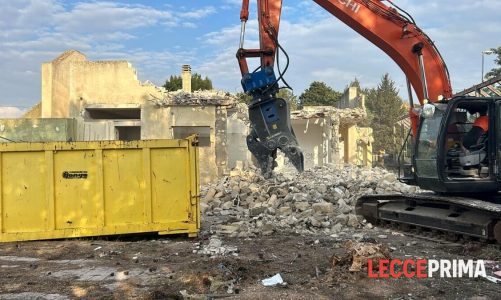 Ruspe abbattono vecchio edificio scolastico: avanzano i lavori dell’Urban Park di Galatone