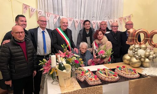 Nonna Vita ha tagliato il traguardo dei 100 anni: una comunità in festa