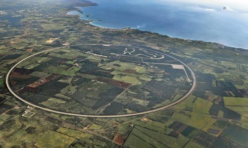 Scontro fra auto e moto sulla pista del Nardò Technical Center, muore collaudatore