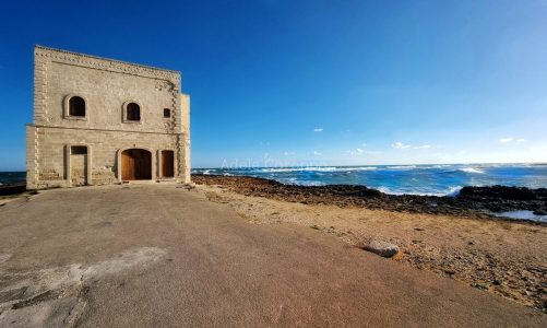 “Chissà cos’erano le torri solitarie sul mare, prima di essere torri solitarie sul mare”