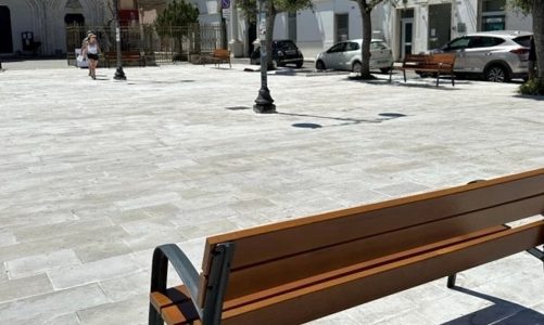 Nuovo cantiere per piazza Tellini: basoli carrabili e stemma della città sul pavimento