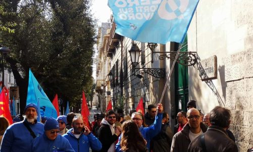 Sindacati sgomenti: informati della tragedia durante il presidio per la sicurezza sul lavoro