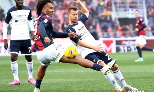 Lecce imbarazzante: errori madornali, il Bologna segna il quarto gol in dieci uomini