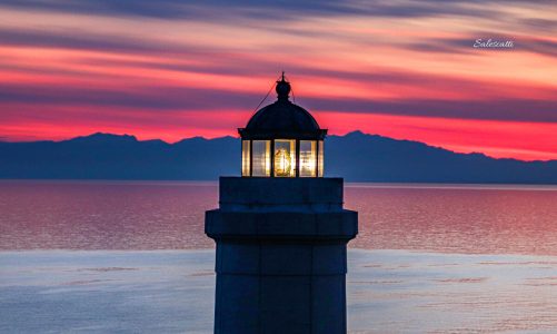 Punta Palascia, il fascino del faro poco prima dell’alba