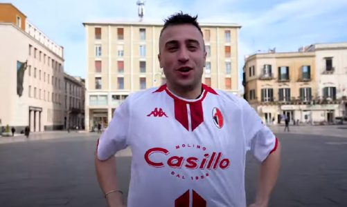 A spasso per Lecce con la maglia del Bari: non solo calcio, un esperimento sociale