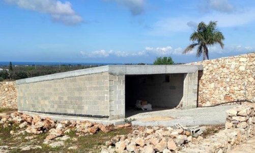 Autorimessa in costruzione in area vincolata sulla serra: scatta il sequestro