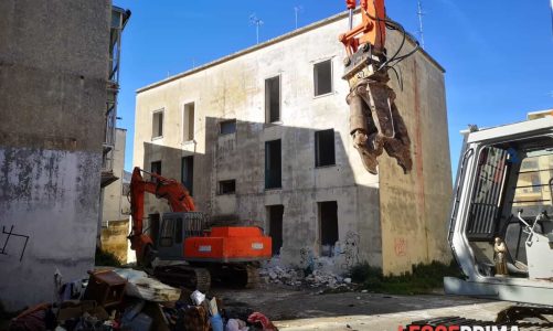 Avviata la demolizione delle case minime: lo sblocco dopo 15 anni di attesa