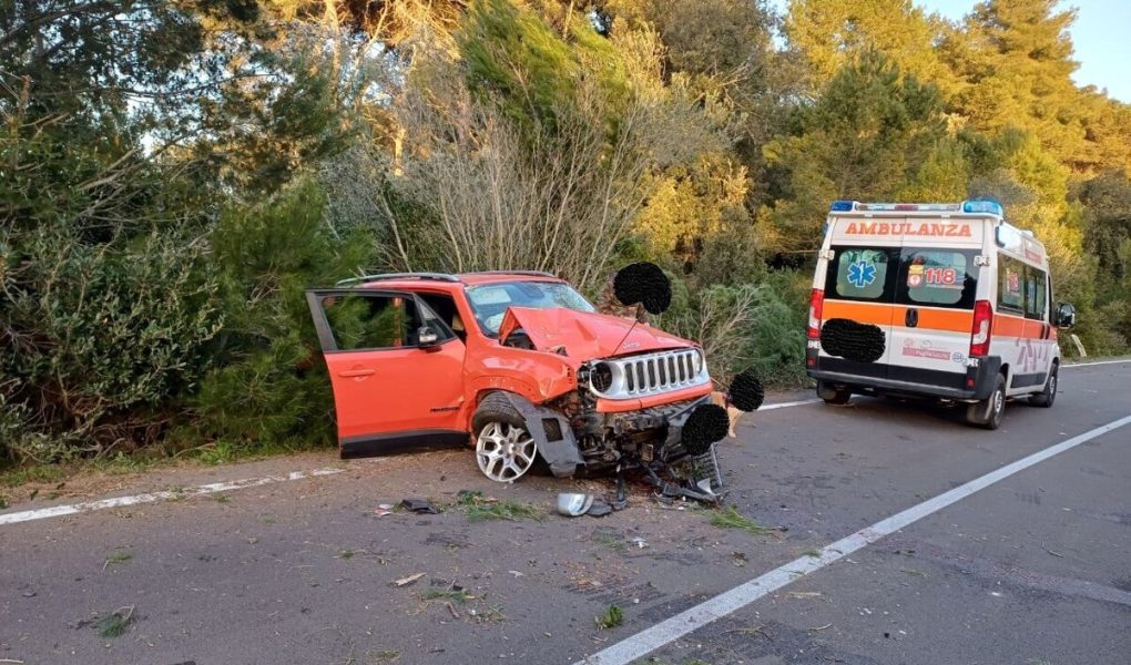 Jeep abbatte un cartello e finisce fuori strada, resta ferita la passeggera