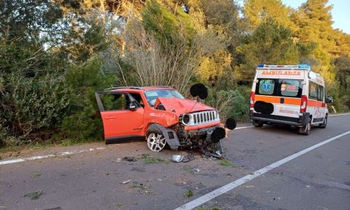 Jeep abbatte un cartello e finisce fuori strada, resta ferita la passeggera