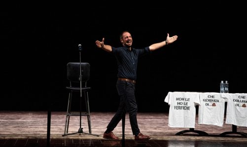 Filippo Caccamo in scena al Teatro Apollo con “Le Filippiche”