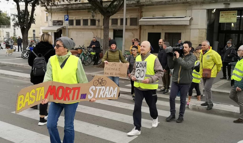 Lecce30, flashmob in centro per spingere la raccolta di firme sulla petizione