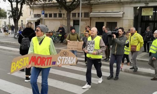 Lecce30, flashmob in centro per spingere la raccolta di firme sulla petizione