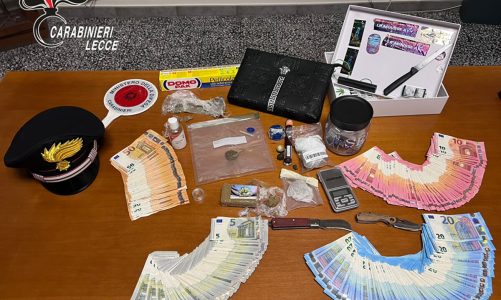 Droga, seimila euro in contanti e banconote false in casa: ai domiciliari 19enne