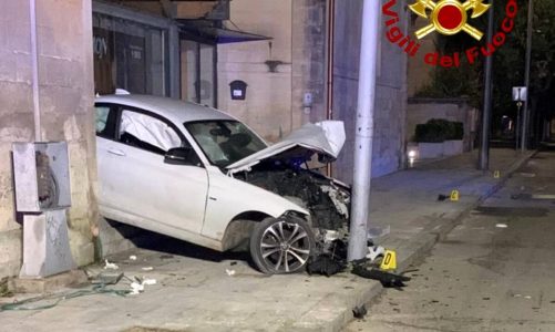 Perde il controllo del volante e si schianta: l’auto incastrata fra palo e ingresso delle Officine Cantelmo