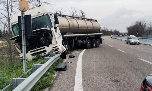 Autocisterna perde il controllo ed esce di strada: paura sulla statale 101