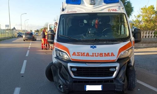 Ambulanza di corsa per un codice rosso si scontra con un suv: ferito autista del 118