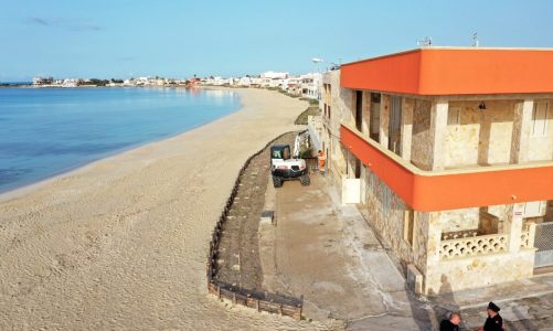 Porto Cesareo e Torre Lapillo, sabotaggio sistematico delle barriere di protezione del litorale