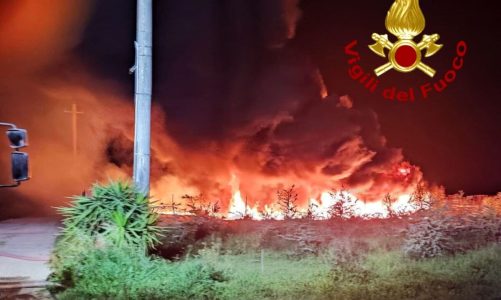 Incendio nel deposito di un negozio di ortofrutta, una trentina di cassoni di plastica in fiamme