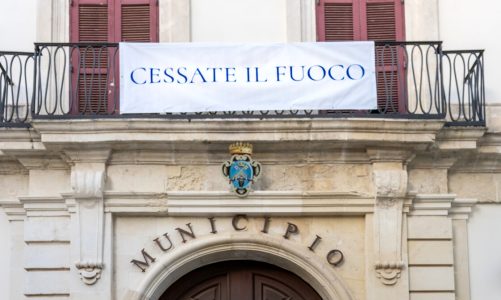 “Cessate il Fuoco”, striscione su Palazzo Orsini. Il messaggio di Pasqua del Comune di Galatina