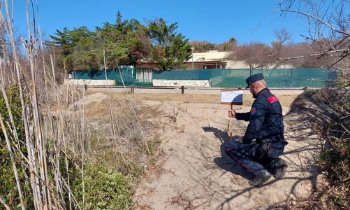 In corso lo sbancamento della duna: intervento dei carabinieri, sigilli ad un’area privata