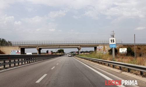 Minaccia di lanciarsi dal ponte, carabinieri lo salvano afferrandolo per un braccio