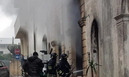 Rogo divampa nel deposito: paura per alcune bombole gpl