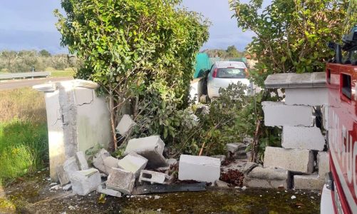 Esce di strada con l’auto e sfonda il muro di una villetta: conducente soccorsa