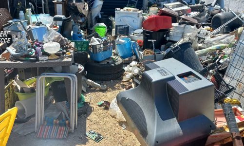 Anche rifiuti pericolosi in una discarica abusiva scoperta a Soleto: nei guai il proprietario