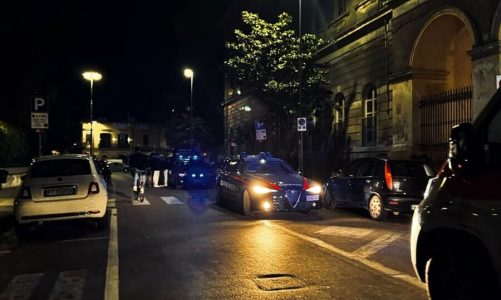 Scoppia una lite in centro, un 29enne ferito alla testa e contorni poco chiari