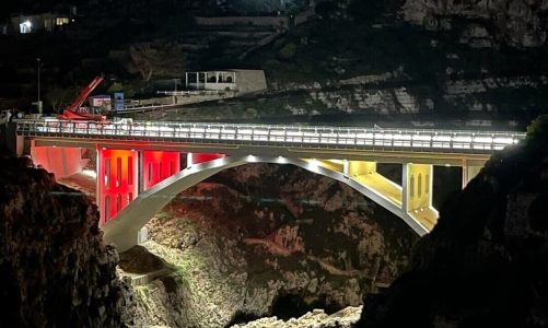 Taglio del nastro e illuminazione “tricolore“: il Ponte del Ciolo riapre al traffico