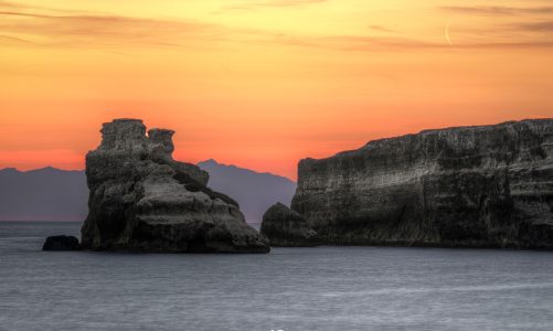 “La sottile falce di luna osserva l’alba sulle Due sorelle”