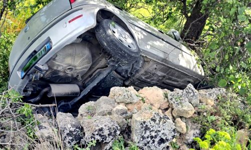 Un’auto finisce sul muretto a secco, l’altra si ribalta dopo scontro nell’abitato