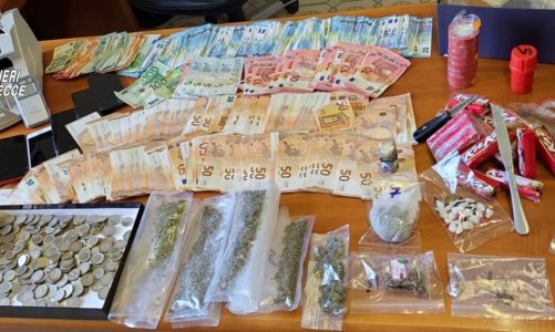Un chilogrammo di hashish e 22mila euro in contanti: arrestati in casa padre e figlio