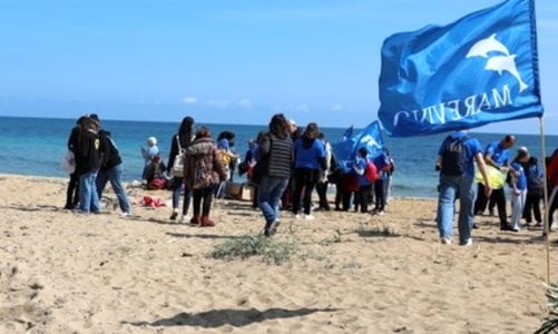 Giornate ecologiche targate Marevivo: studenti ripuliscono spiagge a San Cataldo e Frigole