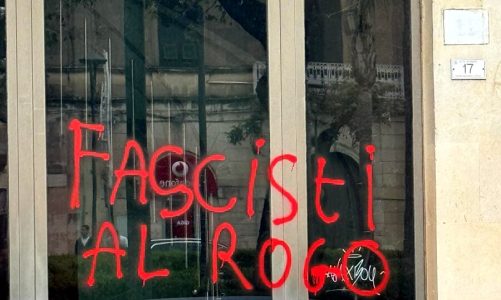 “Fascisti al rogo”, scritta con vernice rossa sulla vetrina del comitato del ministro Fitto