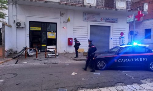 Esplosione nel centro del paese: estratto lo sportello automatico dell’ufficio postale