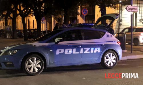 Danneggia autovetture in sosta e ferisce poliziotto intervenuto: 25enne arrestato