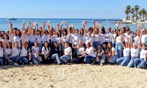 Cento donne in riva al mare per promuovere la moda “made in Salento”