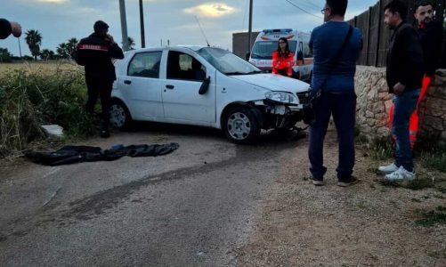 Tragedia alla vigilia della festa: l’auto contro un muro, 37enne perde la vita sbalzato dall’abitacolo