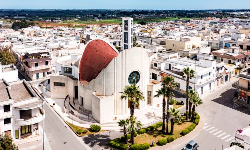 La torre campanaria svetta sulla chiesa: tutto pronto per la benedizione