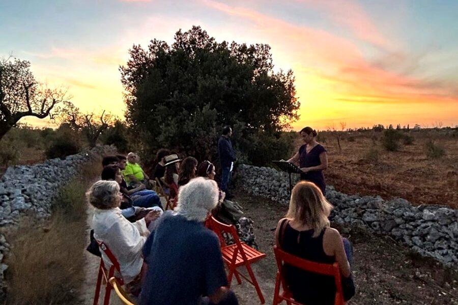 Reading in cammino in luoghi segreti al tramonto con microcosmo primavera