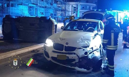 Scontro fra auto e una si ribalta: corsa in ospedale per una donna al quinto mese di gravidanza